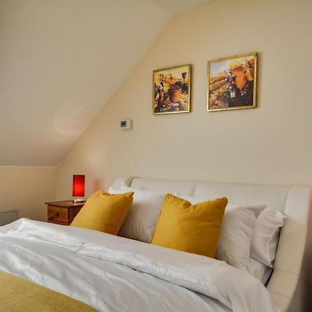 Three Bedroom House In Runcorn By The Lake With Parking By Neofinixdotcom Exteriör bild
