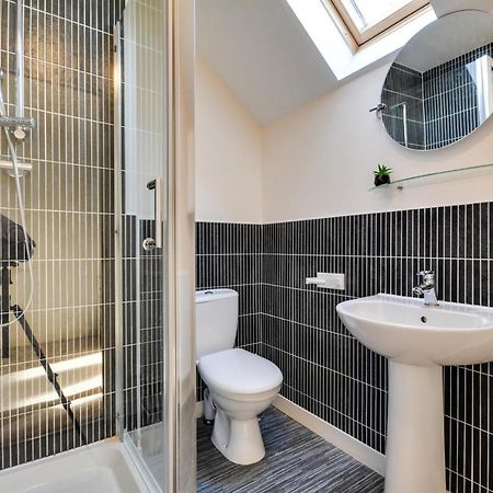 Three Bedroom House In Runcorn By The Lake With Parking By Neofinixdotcom Exteriör bild