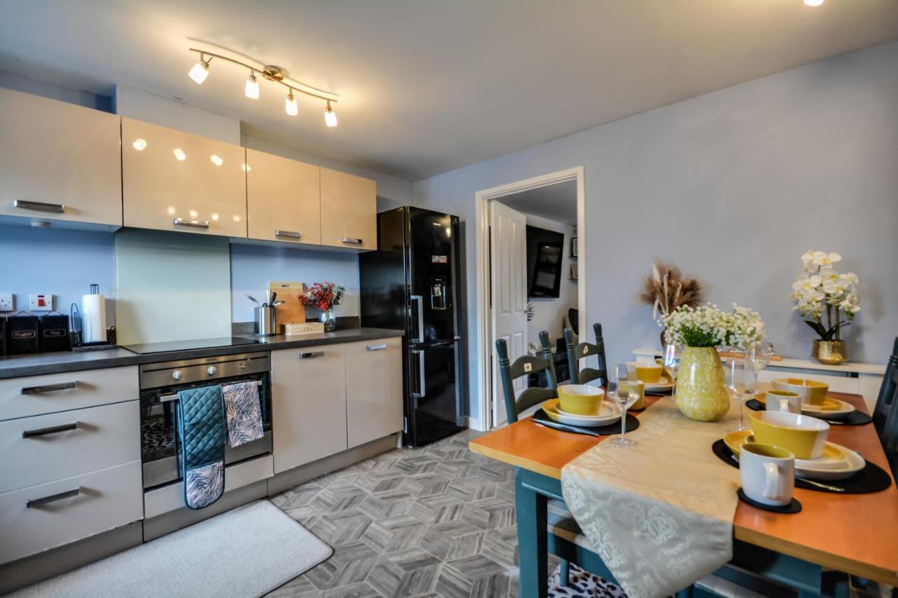 Three Bedroom House In Runcorn By The Lake With Parking By Neofinixdotcom Exteriör bild