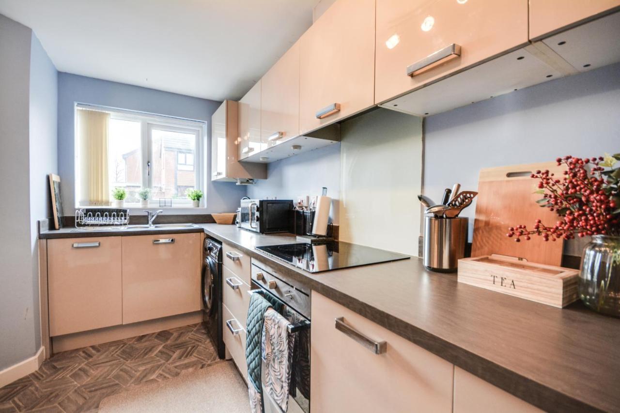 Three Bedroom House In Runcorn By The Lake With Parking By Neofinixdotcom Exteriör bild
