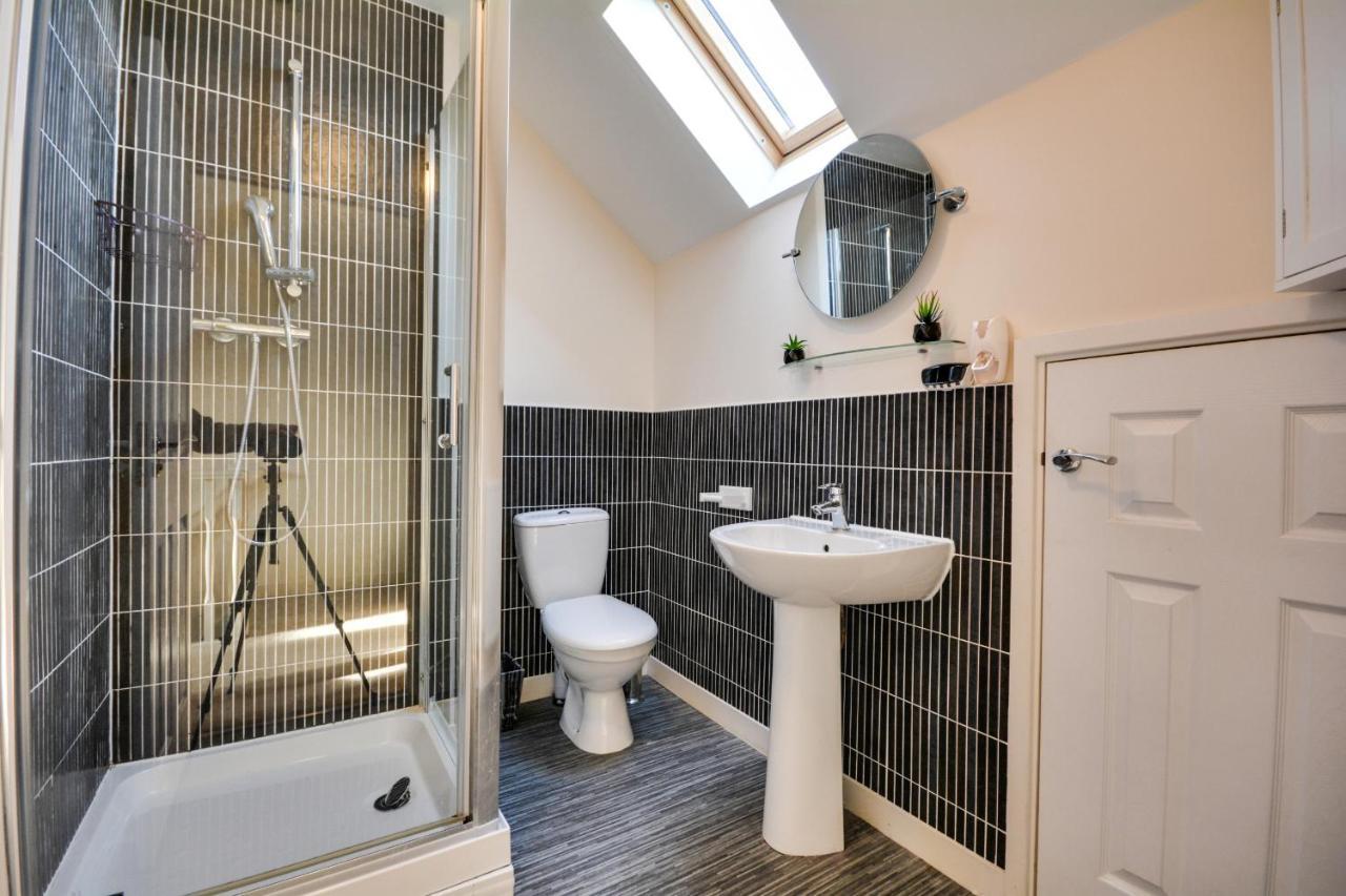 Three Bedroom House In Runcorn By The Lake With Parking By Neofinixdotcom Exteriör bild