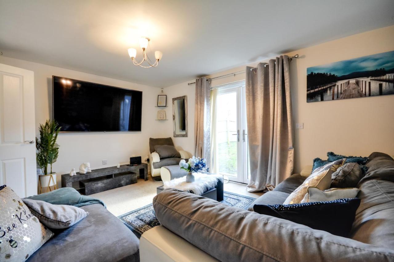 Three Bedroom House In Runcorn By The Lake With Parking By Neofinixdotcom Exteriör bild