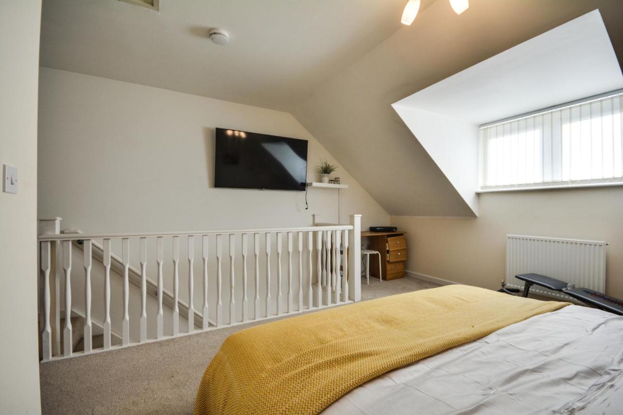 Three Bedroom House In Runcorn By The Lake With Parking By Neofinixdotcom Exteriör bild