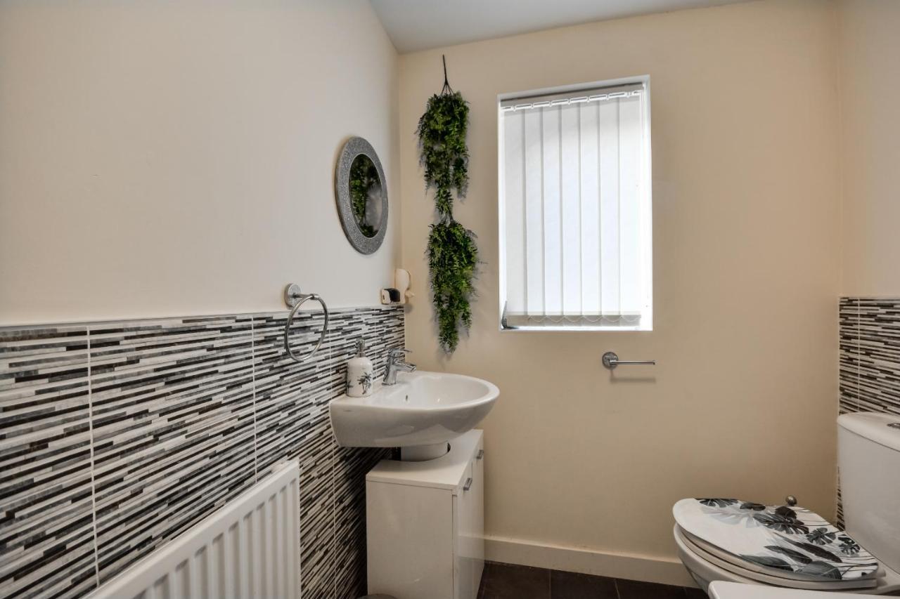 Three Bedroom House In Runcorn By The Lake With Parking By Neofinixdotcom Exteriör bild