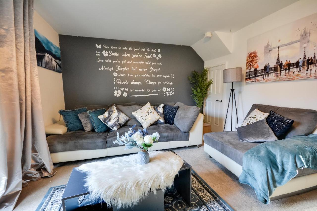 Three Bedroom House In Runcorn By The Lake With Parking By Neofinixdotcom Exteriör bild