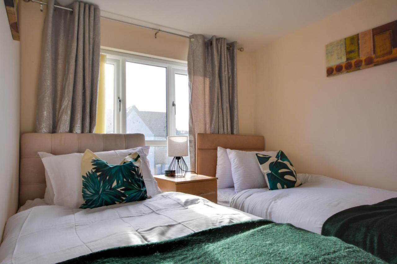 Three Bedroom House In Runcorn By The Lake With Parking By Neofinixdotcom Exteriör bild