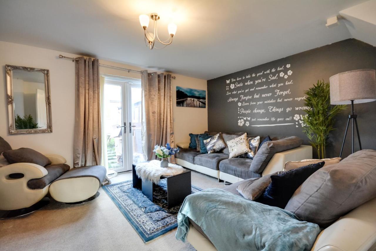 Three Bedroom House In Runcorn By The Lake With Parking By Neofinixdotcom Exteriör bild