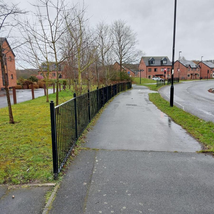 Three Bedroom House In Runcorn By The Lake With Parking By Neofinixdotcom Exteriör bild