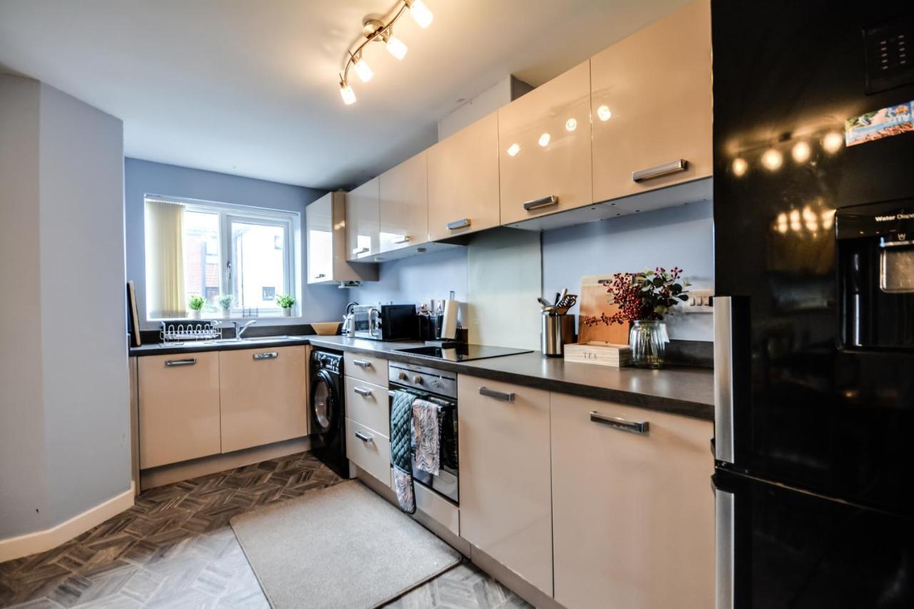 Three Bedroom House In Runcorn By The Lake With Parking By Neofinixdotcom Exteriör bild