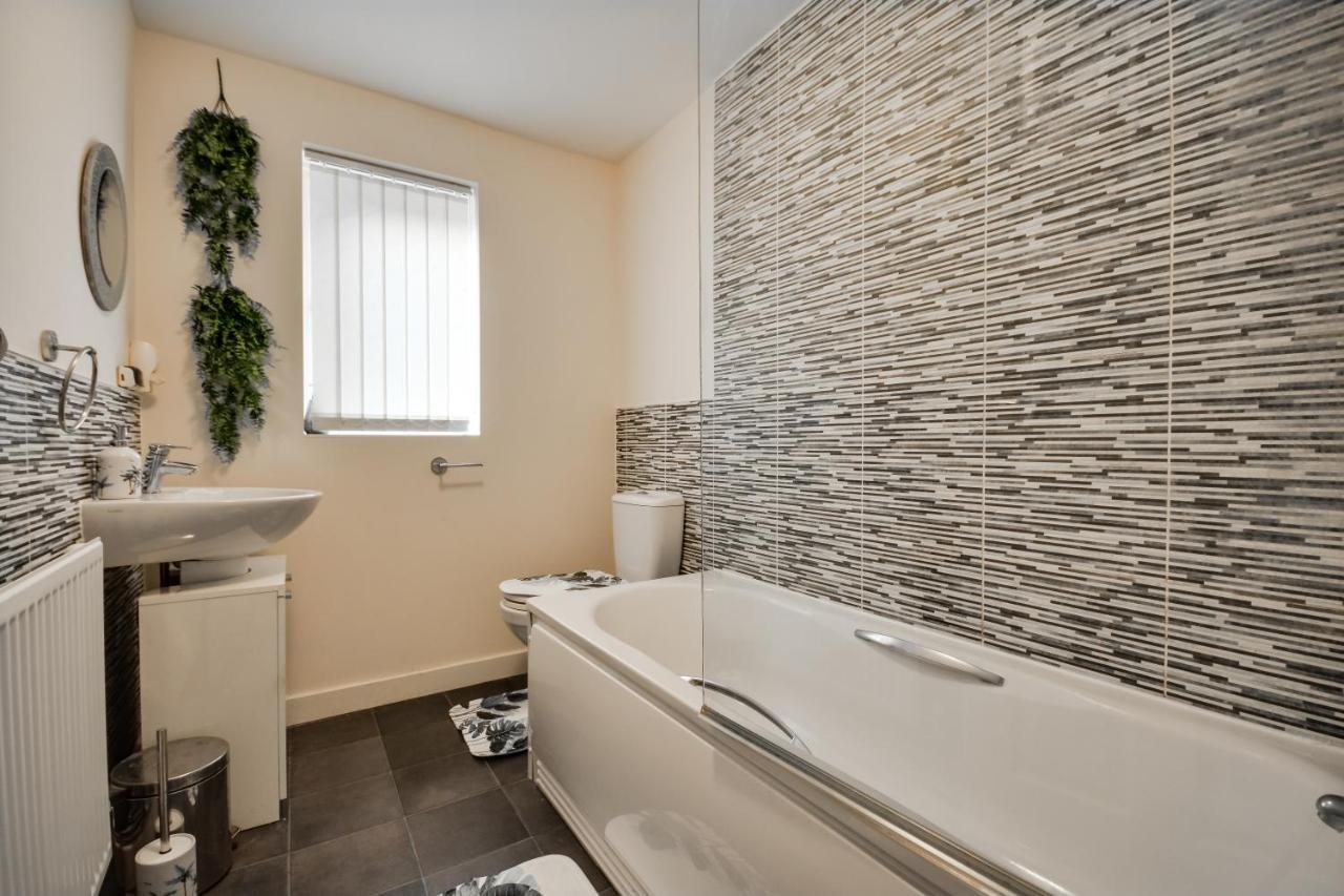 Three Bedroom House In Runcorn By The Lake With Parking By Neofinixdotcom Exteriör bild