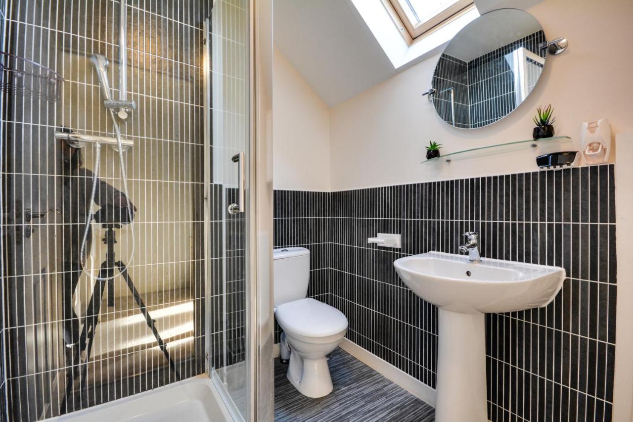 Three Bedroom House In Runcorn By The Lake With Parking By Neofinixdotcom Exteriör bild